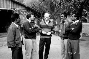 Fra åbning af Supoth's nye kontor i Birganj, Bangladesh, 16. februar 1995. I midten står DSM generalsekretær Jørgen Nørgaard Pedersen og missionær, pastor Morten Larsen