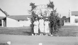 Missionshospitalet i Tirukoilur, Arcot, Sydindien. Fra 25 års jubilæet, 1936. DMS missionærer stående fra venstre: Sygeplejerske Sophy Oxholm, læge Kirstine Carlsen, Sygeplejerske, søster Inger Isaksen