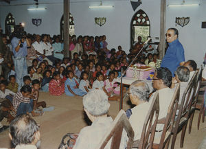 Assam, Nordindien. Mornai Tehaves 100 års jubilæum, juni 1990. Gæsterne bydes velkommen i Mornai Kirke