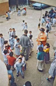 Diakoni i Cario 1992. DMS medarbejder på besøg i den ortodokse kirkes skole i Cairo. Fremmede gæster vakte opsigt. DMS-medarbejderen deltog i bibelundervisningen. Skolens ressourcer og undervisningsmidler er meget sparsomme, og lærernes lønning meget lille, så meget afhænger af den enkeltes "idealisme"