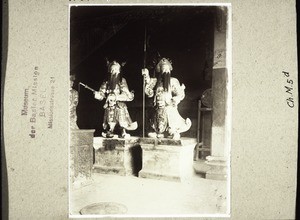 Servants of Kwanti in the temple in Honyen