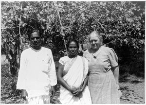 Assam, Nordindien. Klaudine (Dina) Nielsen med pastor Johan Hasdak, (født 1905, ordineret 1933) og fru Elisabeth Hasdak. (Sygeplejerske og diakonisse Dina Nielsen var udsendt af DSM til Nordindien, 1912-45. Førte bl.a. tilsyn med skolerne i Assam distrikt)