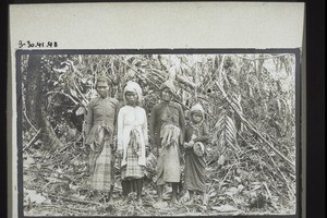 Frauen & Mädchen des Stammes der Mayan auf Nord-Borneo