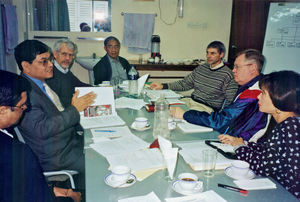 Dhaka, Bangladesh. Bestyrelsesmøde i UMB (Unnoyan Moitry Bangladesh) International, 28.-29. januar 2001. Fra venstre: Stephen Baroi, BLM-D - Prodip Dowa, World Concern/Bangladesh - Peter Quesenberry, World Concern - Thomas Batong og Mogens Kjær, Danmission - Kjell Bonerfalt, Inter Act, Sweden - Margrethe Kleiber, ELCA, USA