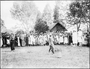 Girls playing 'Topfschlagen', Gonja, Tanzania, ca. 1927-1938