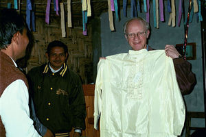 Synodemøde i Bangladesh Lutherske Kirke, Birganj 26. januar 2002. BLCs ledere holder afskedsfest for Jørgen Nørgaard Pedersen, som her modtager sin afskedsgave