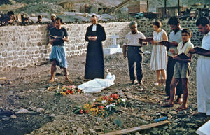 Begravelse i Crater, Aden. Fra venstre Mohammad Hussain al Beihani (senere ordineret), præsten fra sømandskirken, Dr. Affara, Martha Holst