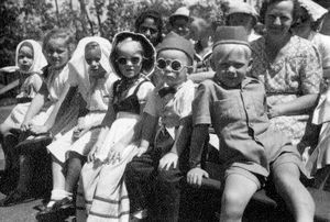 Missionary children in Kotagiri May 1950 with Alma Horlyck. From the left ?,Karen Breiner Henri