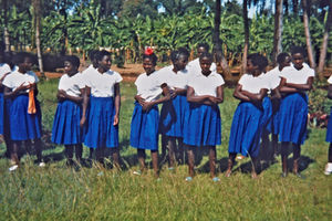 Nordveststiftet, Tanzania, 1984. Den første gang skoleuniformen bliver taget i brug på Ntoma Husholdningsskole er en stor dag. Her er en gruppe af pigerne i deres uniformer med blå nederdele. Blåt var længe skolefarven, som blev brugt overalt, også i de små skoler. Men på et tidspunkt i 1980erne manglede Tanzania farvestof, og regeringen udstedte en ordre om, at alle skoleuniformer skulle være grå. Uniformer kan være en fordel, fordi de reducerer forskelle. Skolens elever kommer fra mange forskellige hjem, men skoleuniformen giver alle den samme standard