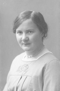 Ane Mette Frank Stauns, b. 25. 03. 1891 in Brundby, Samsø. Nurse. Missionary school at D.M.S. H