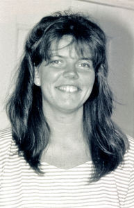 Hanne Kudeha Jørgensen (fra 1993, Simonsen), født i Sikonge, Tanzania. (Datter af BDM missionærer, Harry & Elly Jørgensen). Underviser af missionærbørn i Mpanda, Tanzania, 1983-85. Læreruddannelse, 1986-89. Kursus på Selly Oak Colleges, Birmingham, 1990. Udsendt af DMS til Den Lutherske Kirke/ELCT, Tanzania, 1991-98. Lærer på Karagwe Secondary School, 1991-93. Gift med Kjeld Simonsen, 1993. Leder af Nyakahanga sygeplejeforskole, 1993-94. Sekretær for ELCTs byggeafdeling, Karagwe, 1995-96. Lærer og leder af Karagwe Secondary School, 1996-98. (Foto 1990)