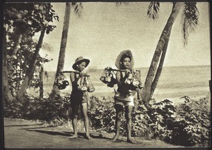 Kinder mit geernteten Früchten auf Tahiti