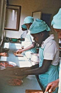 Nordveststiftet, Tanzania, 1984. En stor del af elevernes timer på Ntoma Husholdningsskole foregår i skolekøkkenet. Skolen har 60 elever, der er delt op i 4 grupper. Hver gruppe har 4 timer om ugen i skolekøkkenet, men de 4 timer bliver ofte til 6 og endnu flere timer