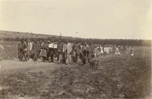 Funeral in Mafube : the funeral procession on the path to the cemetery