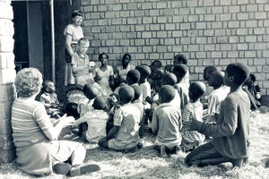 DSM missionærer Ida Kongsbak, siddende med ryggen til, og Gudrun Vest stående. Jeppe Rönnow er på besøg (sammen med sin far, informationschef i DMS, Jakob Rönnow). Fra Gudrun Vest's børnehave i Bushangaro, Tanzania, 1986