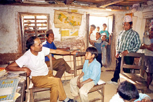 Fra en landsbyskole i Nepal. Læreren Dhan Bahadur Thapa checker eleverne i skolen