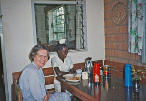 Nordveststiftet, Tanzania. Missionær og rektor Rigmor Madsen og lokal medarbejder, Ndolage Sygeplejeskole, ca. 1983