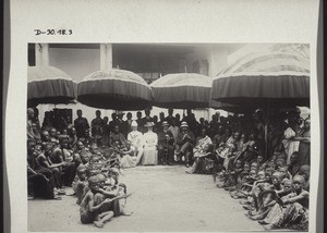 Begrüssung des Gouverneurs Bryon. 7. August 1905 durch die Asantehäuptlinge in Kumase (Goldküste)