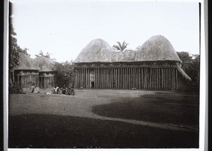 Herrenhaus des Ministers, daneben Frauenhäuser