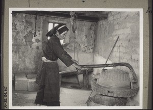 Hakka woman husking rice