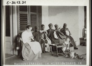 Nähunterricht im Missionshaus in Viktoria (Kam.). Frau Miss. F. Lutz