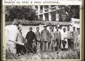 Group of house evangelists in front of the mission station in Fophin