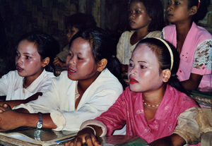 Alfabetiseringsprogram i aftenskoler blandt stammefolk i grænseprovinsen Ratanakiri, Cambodia, 2001