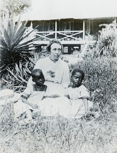 L R and 2 native children, Congo, ca. 1900-1915