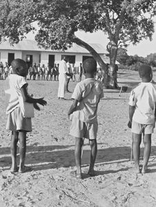 Tanganyika/Tanzania. Fra Kahororo Secondary School i Bukoba. Afrikanske skolebørn, 1966. (Anvendt i: Dansk Missionsblad nr 10/1966)