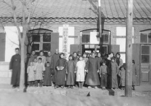 En del af menigheden i Liangchiatien (en udstation) uden for Gadekapellet. Billedet har været anvendt i 1936