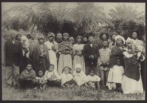 Die Überlebenden einer Gruppe von 90 Überlebenden hauptsächlich christlicher Hereros und Hottentotten vor ihrer Rückkehr aus der Verbannung nach Kamerun im deutsch-südwestafrikanischen Krieg. Ganz links: Der Stammesführer Hendrik Witboi (christl. Name: Samuel)
