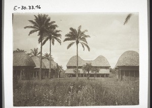 Herrenhaus des Ministers, daneben links & rechts Frauenhäuser