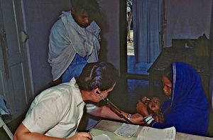 Nordindien, West Bengal. Den danske lægemissionær Else Høilund var leder af Rajadighi Kristne Hospital i en lang årrække fra 1954. Hospitalet blev gradvist udvidet, og dets kapacitet nåede op på 75 senge. Efterhånden fik det veludstyrede hospital 60 medarbejdere, der i 1969 behandlede omkring 50.000 patienter. Her er dr. Else Høilund i gang med at undersøge en af sine patienter