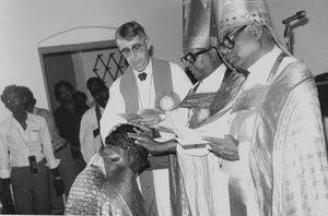 Bispevielse i Cuddalore Kirke, Tamil Nadu af ALCs nye biskop Moses Samuel, januar 1984. Fra venstre: biskop Herluf Eriksen, Aarhus, biskop Dorairaj Peter og biskop Dr. Jayseelan Jacob, TELC, medvirker ved håndspålæggelsen. (I september 1984 deltog biskop Moses Samuel i Vincents Linds bispevielse i Odense domkirke)