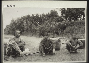 Ausruhende chinesische Lastträger