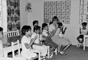 Birgit Kongsted Jensen på Al Raja Skolen. Børnene lærer begrebet "tommelfinger"