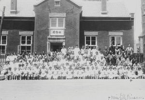 Børnehaven i Port Arthur. Pigen på nederste række til højre markeret med et x er formentlig Kirstine Moesbæk's plejedatter. På fotoet er tilføjet "min lille prinsesse". Billedet er udateret, men anvendt i 1929