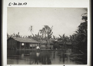 Pupils who go to school by raft in Wuri during the rainy season