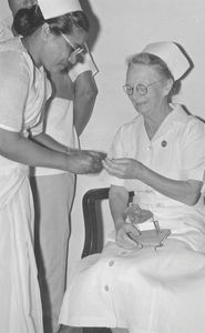 Union Mission Tuberculosis Sanatorium, Arogyavaram (UMTS), Andhra Pradesh, Sydindien. Afdelingssygeplejerske Anan Thamma May, overrækker forstanderinde Ellen Lund en afskedsgave fra sygeplejestaben, 1957. (Anvendt i: Dansk Missionsblad nr 9/1957)