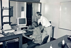 Manila, Filippinerne. FEBC/Far East Broadcasting Company sender computerstyrede radioprogrammer til hele Asien. Lokal tekniker med DSM generalsekretær Jørgen Nørgaard Pedersen, februar 1990