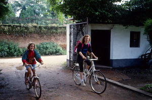 Den Norske Skole i Kathmandu, Nepal, 1991. Her går danske, norske og svenske børn i skole, mens deres forældre er missionærer i Nepal og nabolande som Bangladesh, Bhutan, Indien. Det betyder, at en del af børnene bor på skolens boarding, mens andre kan bo hjemme hos familien. Fem af de danske børn fra 4.-6. klasse : Anne Mundbjerg, Lea (NN), Simon Engsig-Karup, Kasper og Hanna Schrøder fortæller med en række dias om hverdagen på deres skole. Her er Anne (tv) og Lea på vej til dagens undervisning