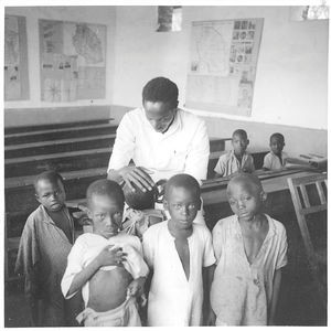 ELCT, Kagera-regionen, Tanganyika (fra 1964 Tanzania). Nyakahanga Hospital, 1961. En flok skoledrenge, som undersøges og behandles for malaria. (Anvendt i: Dansk Missionsblad nr 8/1962)