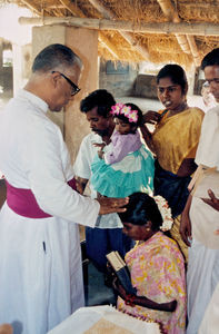 ALCs Skoleprojekt. Vazhapet, Tamil Nadu. Åbningsceremoni for skolebygning, februar 1994. Biskop John Franklin velsigner børnene