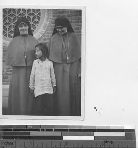 Maryknoll Sisters with orphan at Fushun, China, 1938