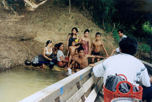 Anløb ved landsby, Pheu, Mekong. 2001