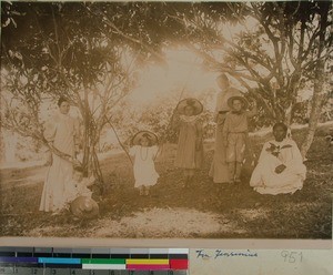 Bertha Johanne Jensenius together with her children and Mrs. Anna Hodnefjeld, Madagascar, ca.1906