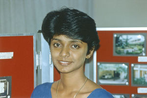 Tamil Nadu, Sydindien. Cathrin Amirthan, beboer på Women's Christian Hostel, Chennai (Madras), oktober 1993. (24 år, katolik, fra Malaysia, tysk-studerende, forventer at starte læge- el. tandlæge studium 1994). Fotograferet foran den udstilling, hun lavede til hostels 25 års jubilæum
