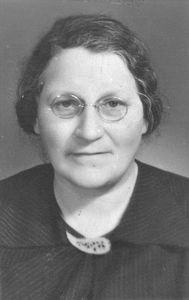 Kirsten Salling, b.06. 06.1890 in Svendborg. Nurse, Missionary school at D:M.S. in Hellerup. Em