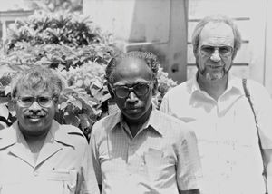 Forberedelse af Storbymissionsprogram i Calcuttas slumområder, Nordindien. April 1988. Fra venstre: DSM missionær Kamalesh Biswas, Dr. Matthew John, rektor ved Bishop's College og Seikko Pennonen, Finland