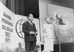 Kirkepræsident i Taiwan Lutherske Kirke/TLC, pastor Chang Chi-Tang taler ved Det Danske Missionsselskabs 150 års jubilæumsstævne 1971, tolket af tidligere missionær Helga Bech-Andersen. (Anvendt i: Dansk Missionsblad nr 8/1971 og 4/1972)